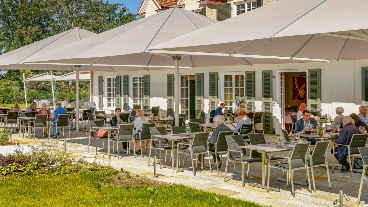 Restaurant Villa Winzerpark in Allschwil mit Terrassenmöbel und Sonnenschirmen von Hunn